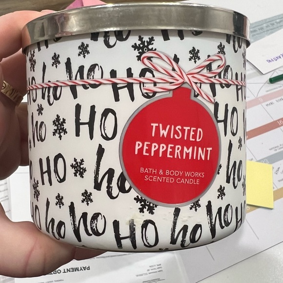 Bath & body works twisted peppermint Christmas candle - Picture 1 of 2
